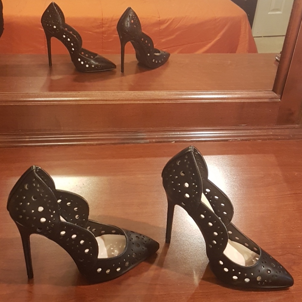 Black pumps